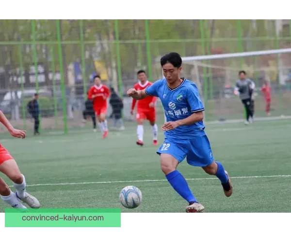 中国足球队迎战世界强队，为世界杯资格奋力拼搏，全力备战关键赛事